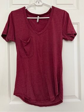 Z Supply Women's V-Neck Pocket Tee in Burgundy